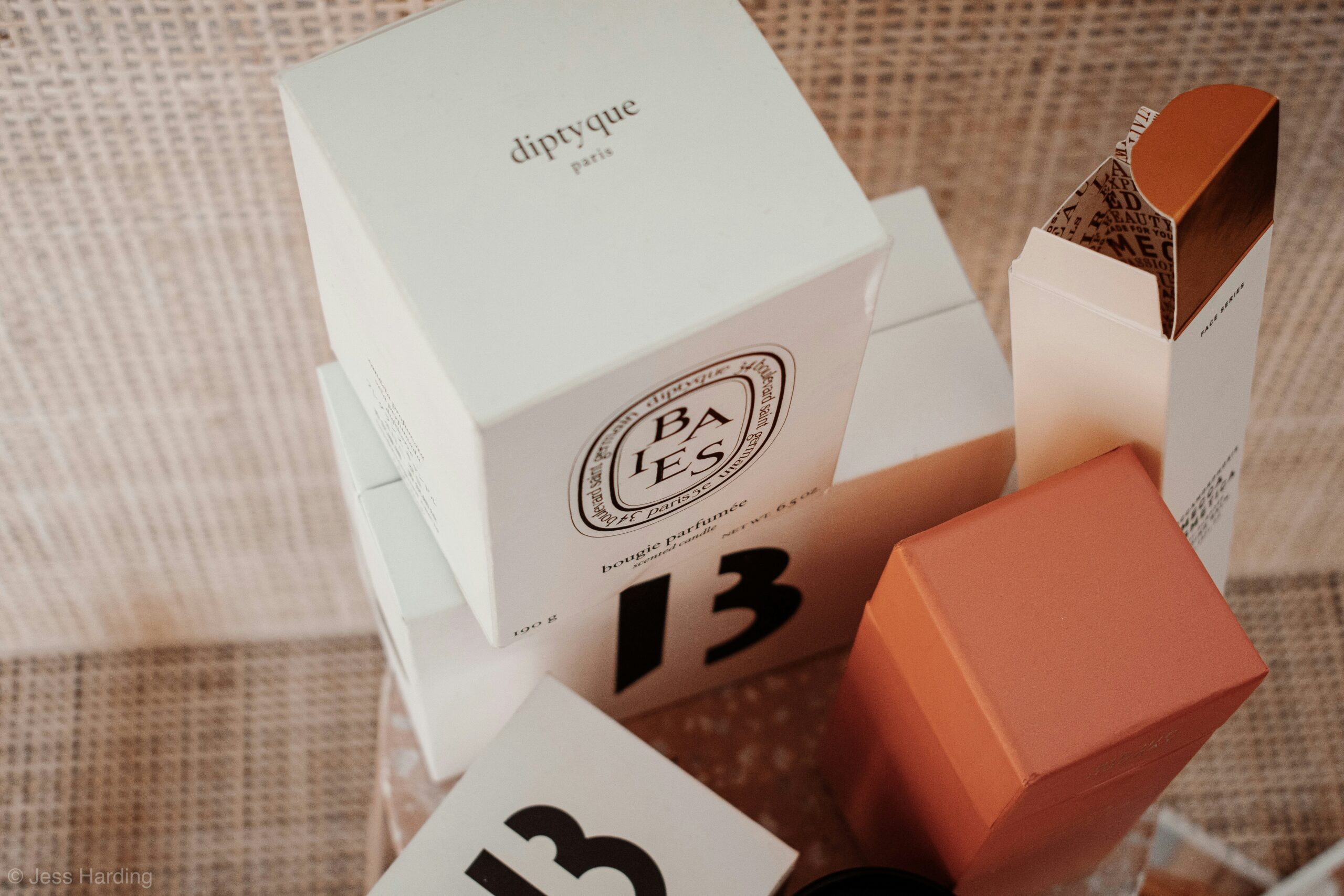 Unsplash - créer Une identité visuelle ne se résume pas à un logo. Elle aide une activité à être plus cohérente, plus lisible et plus durable, bien au-delà d’un visuel créé sur Canva ou avec l’IA. Naina Design Eléa Lecoq Graphiste Webdesigner